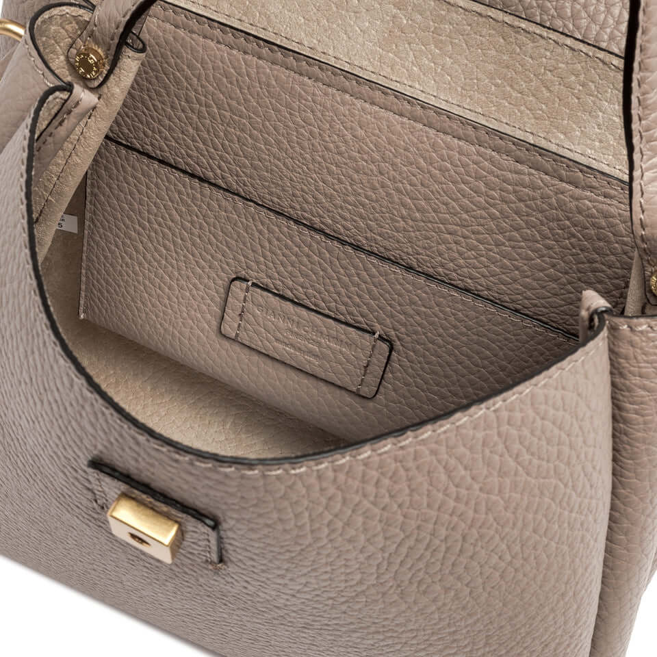 Interno della borsa a cartella Clio di Gianni Chiarini, in pelle grana maxi, con tasche e chiusura elegante.