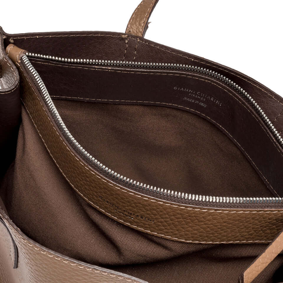 Interno della borsa Altea in pelle con tascone removibile e dettagli in pelle grana maxi.