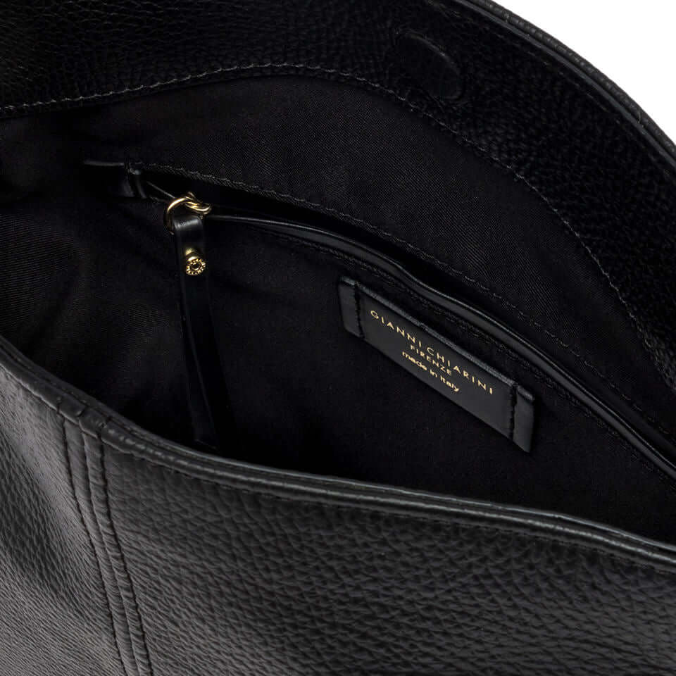 Interno della borsa a spalla in pelle martellata Leila di Gianni Chiarini, con tasca e logo.