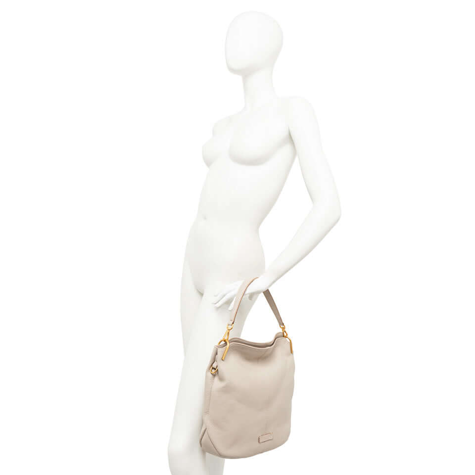 Leila shoulder bag in hammered leather by Gianni Chiarini, featuring minimal lines and a golden handle, ideal for any outfit.