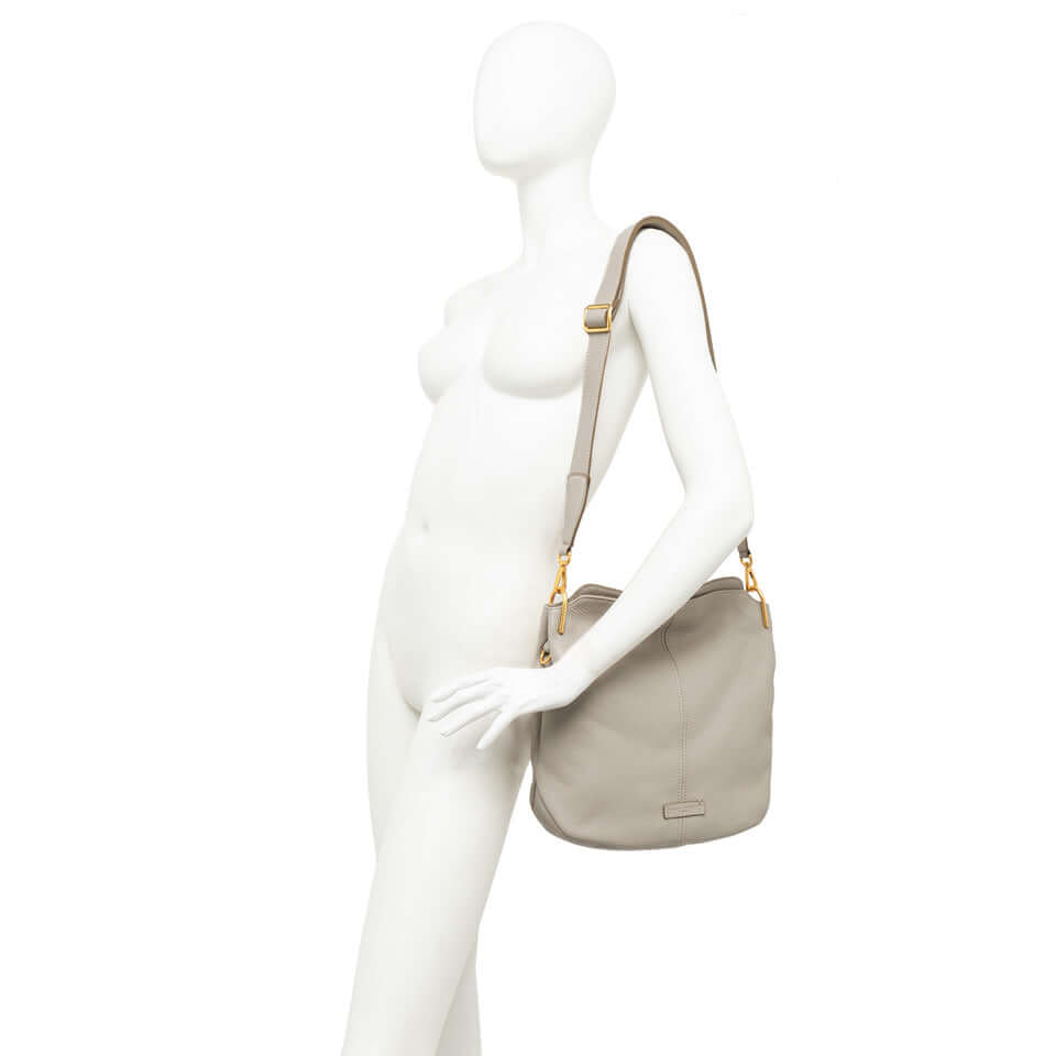 Leila borsa a spalla in pelle martellata beige con manico in tono, design minimal, Gianni Chiarini.