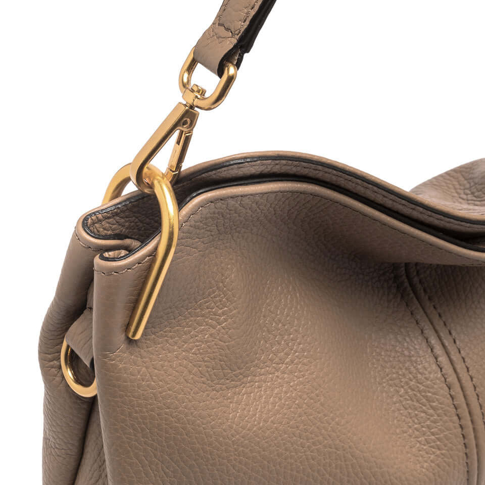 Close-up of the gold metal clip on Leila shoulder bag by Gianni Chiarini, showcasing its minimalist design.