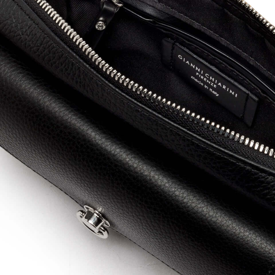 Interno della borsa Deva in pelle martellata, con zip e tasca, color nero.