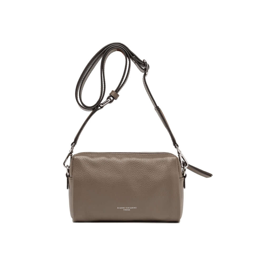 Borsa Deva in pelle martellata con tracolla removibile, chiusura a zip e tasca frontale.