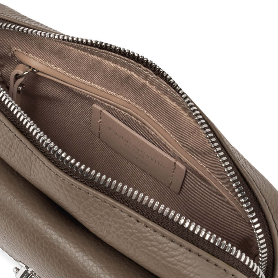 Interno della borsa Deva in pelle martellata con zip e tasca, color sabbia.
