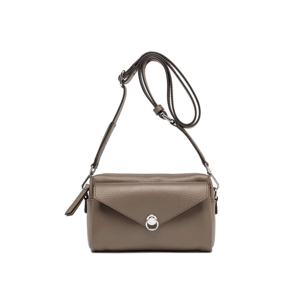 Deva bag in hammered leather, rectangular shape with zip closure and adjustable shoulder strap in taupe.