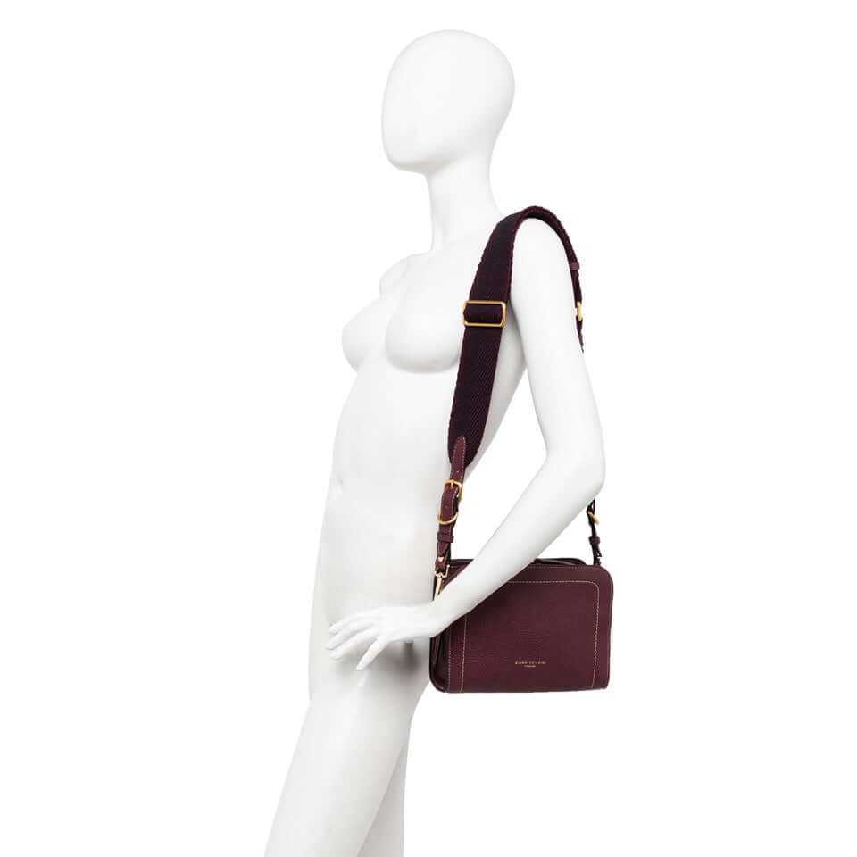 OLLY by Gianni Chiarini, sporty leather bag with adjustable shoulder strap and contrasting stitching.