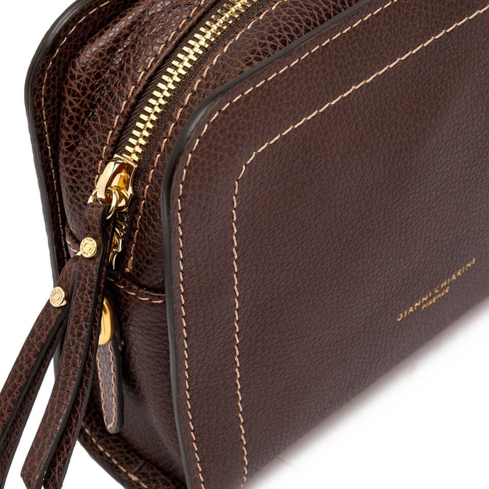 OLLY bag by Gianni Chiarini, brown pebbled leather with gold zip, sport-inspired design, 24x18x8 cm.