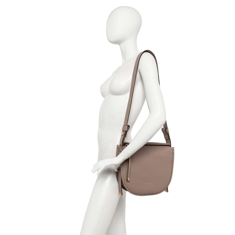 Ginevra bag by Gianni Chiarini Firenze, stylish and practical, showcased on a mannequin in taupe leather.