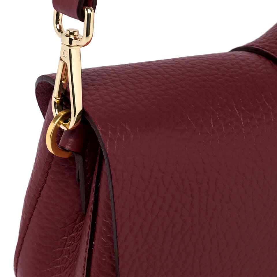 Detail of the Helena Round bag by Gianni Chiarini, showcasing the textured leather and golden clasp.