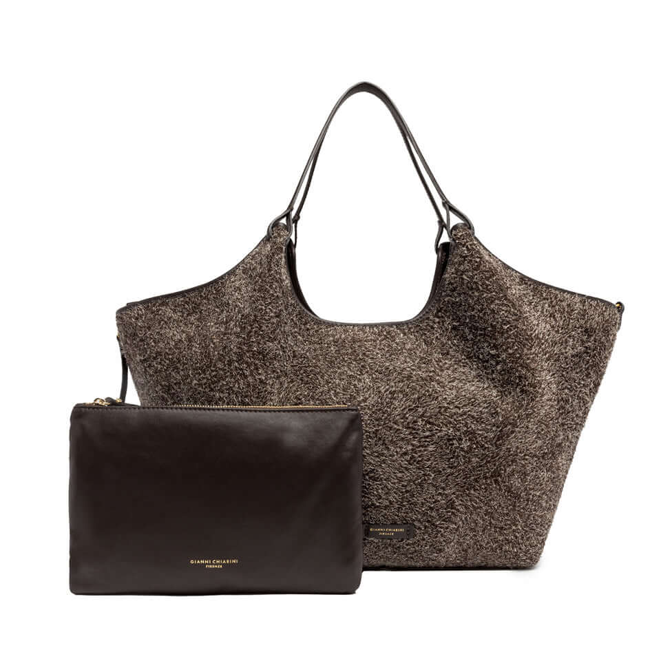 L'icona Dua in pelle scamosciata, con pochette in pelle martellata, perfetta per ogni look, dimensioni 34x38x16 cm.