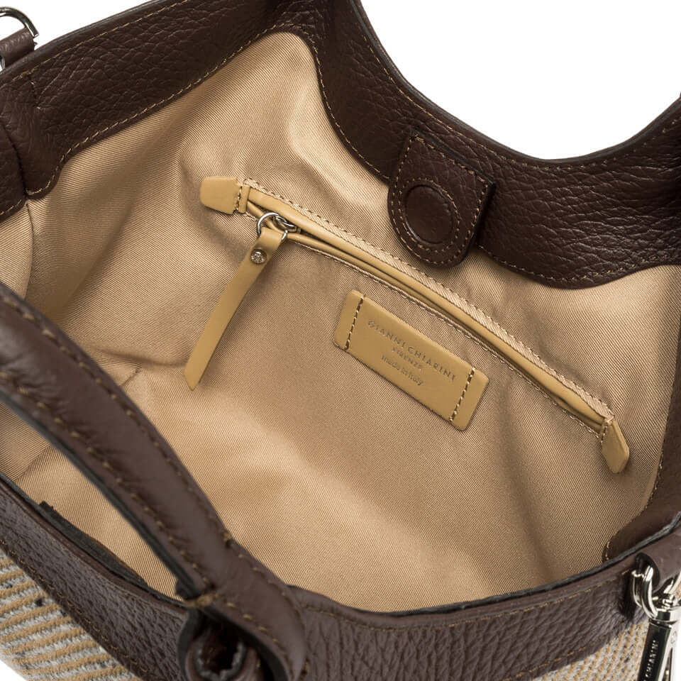 Interno della borsa DUA in tessuto lana, con tasca interna e rivestimento beige.