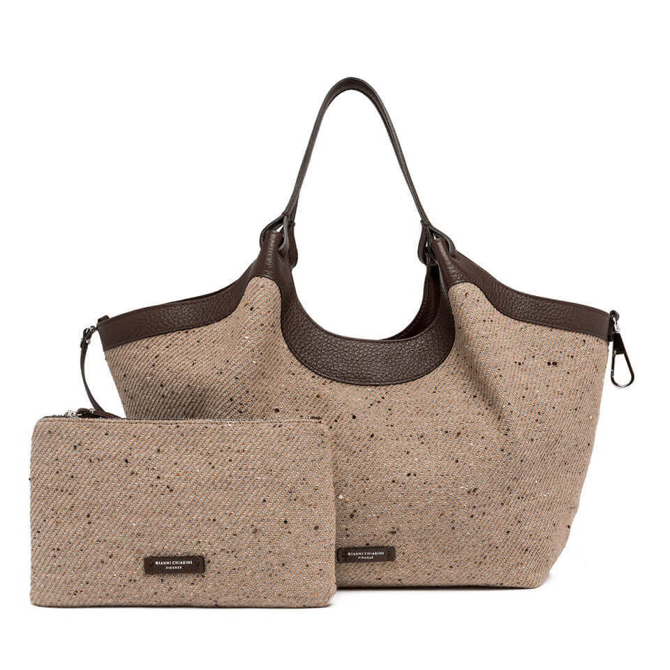 Dua bag made of braided wool fabric with leather accents, featuring a matching zip pouch, ideal for everyday use.