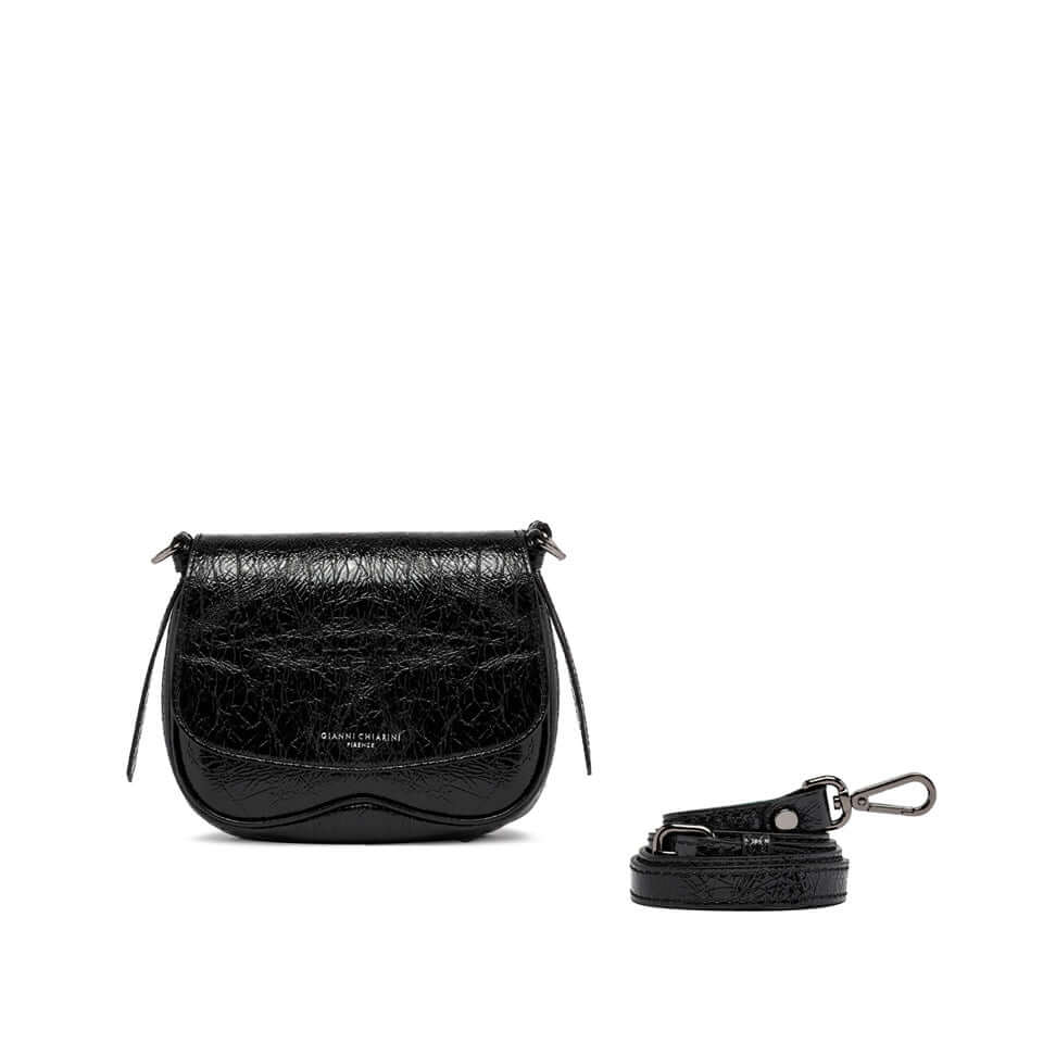 Black leather vintage-style Chiara bag with wavy bottom and removable strap, dimensions 26x16x10 cm.