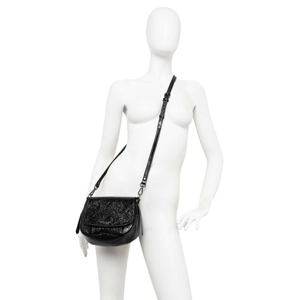 Borsa Chiara in pelle lucida nera, dallo stile vintage, con tracolla removibile e chiusura a patta.