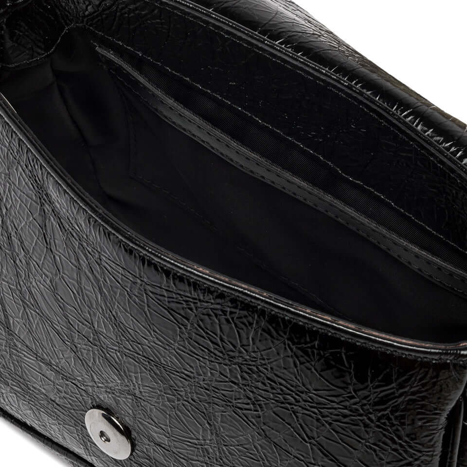 Interno della borsa Chiara in pelle lucida nera con chiusura a patta e fodera nera, stile vintage.