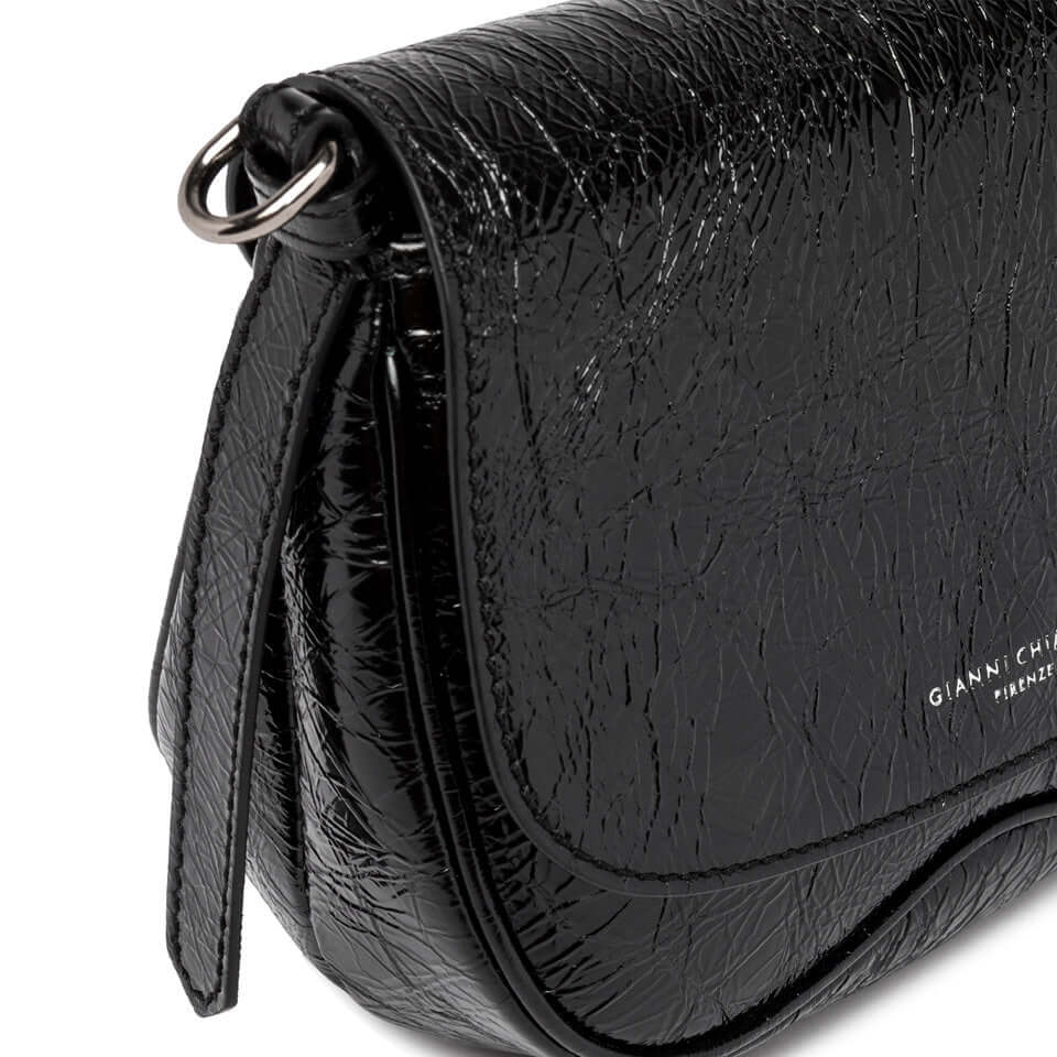 Chiara vintage-style black leather bag with wave bottom and removable shoulder strap, dimensions 26x16x10 cm.