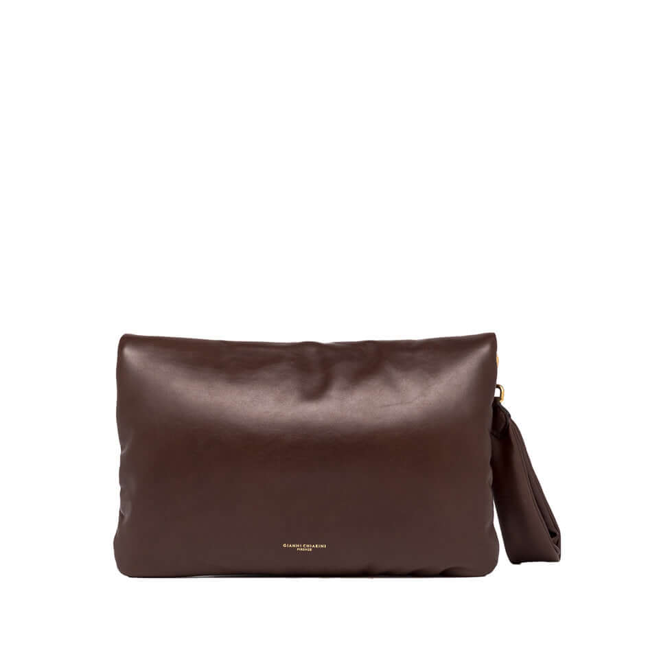 Elegante pochette Mirea in morbidissima pelle liscia marrone, chiusura con patta e tracolla intrecciata.