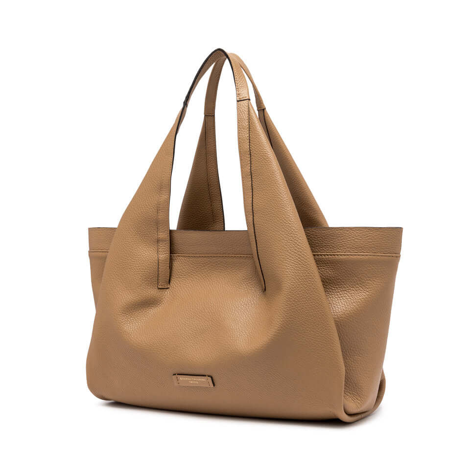Giulia borsa in pelle martellata di Gianni Chiarini Firenze, disponibile in colore beige, con doppia portabilità.