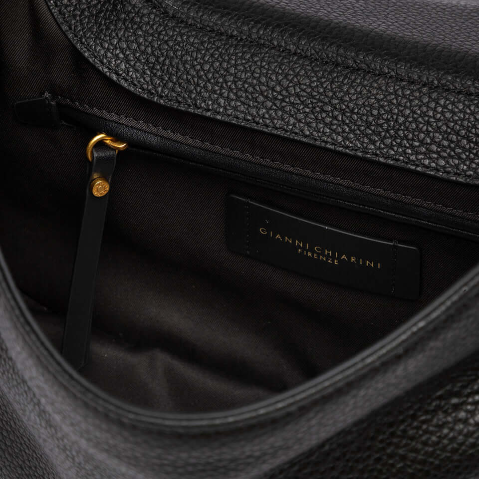 Interno della borsa EDITH di Gianni Chiarini con tasca e fodera elegante.