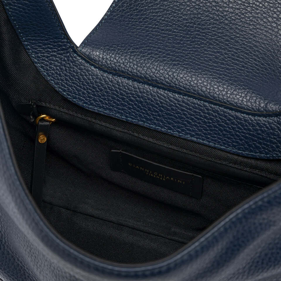 Interno della borsa EDITH di Gianni Chiarini, in morbida pelle martellata, con comparti distinti per praticità e stile.