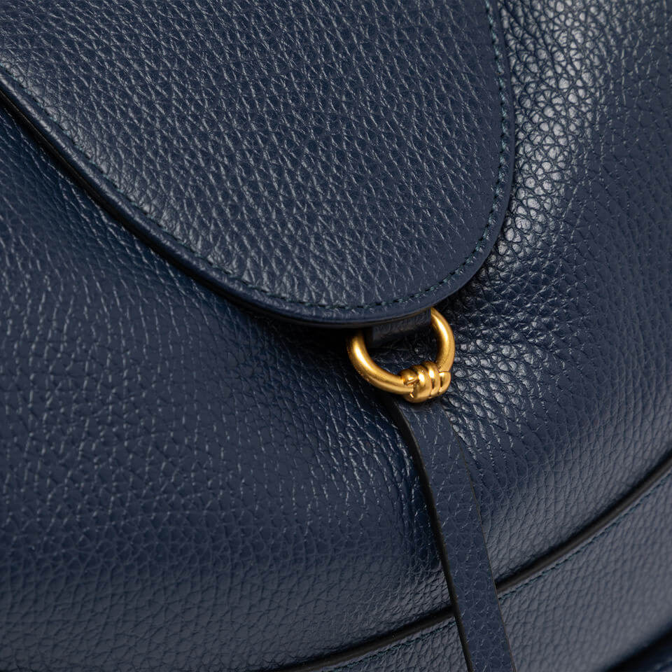 Dettaglio della chiusura in pelle della borsa EDITH di Gianni Chiarini, evidenziando la sua eleganza e praticità.