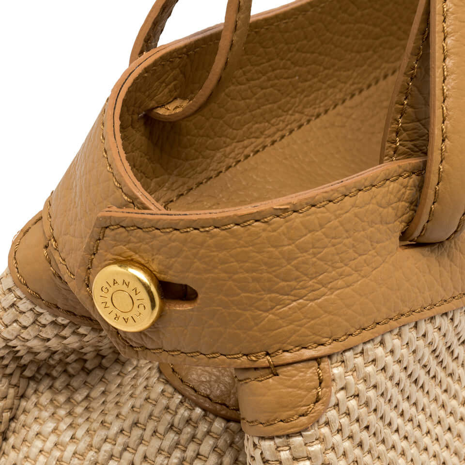 Detail of the Ottavia bag by Gianni Chiarini, featuring woven straw fabric and a stylish leather handle.