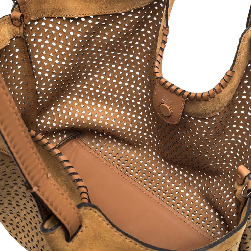 Interno della borsa DUA in pelle di camoscio con design traforato e pochette interna.