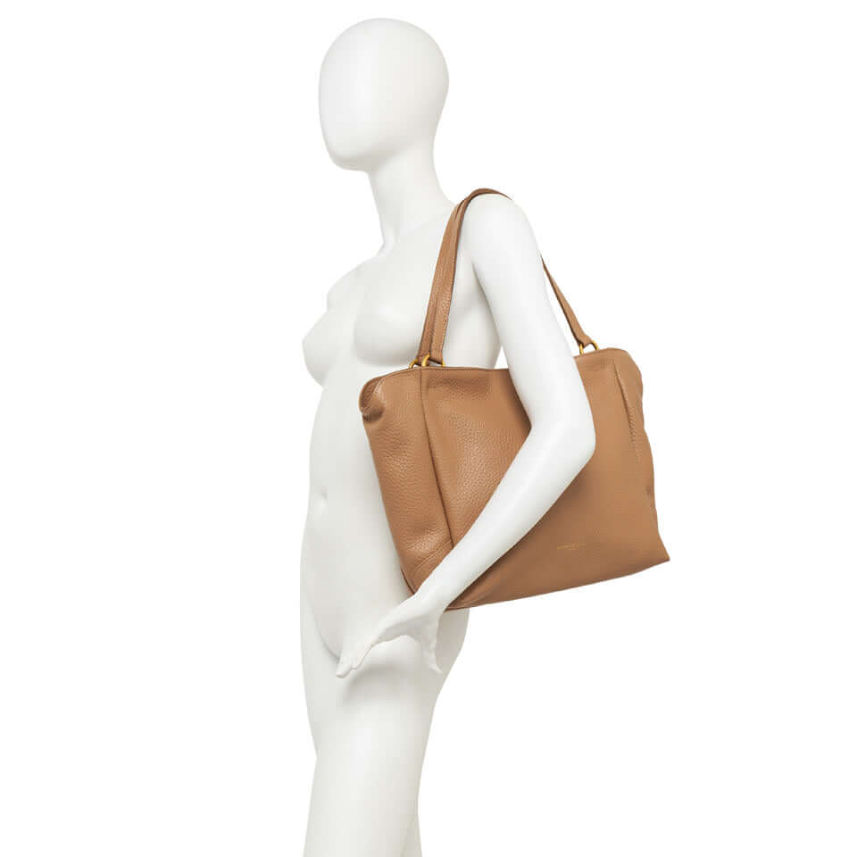 CECILE by Gianni Chiarini, brown leather handbag on mannequin, minimalist design, ideal for dynamic women.