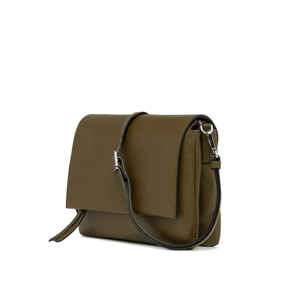 Borsa Three Gianni Chiarini in pelle martellata verde con tracolla, eleganza casual per ogni occasione.