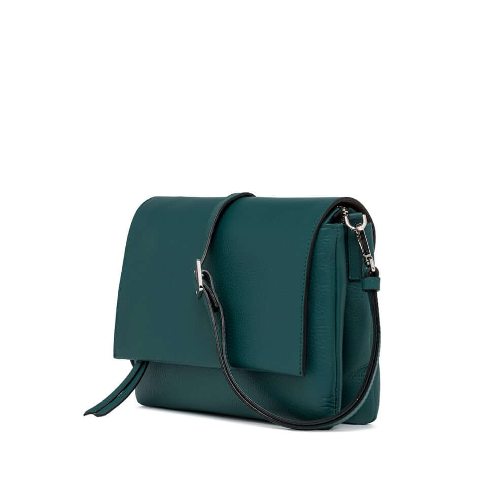 Borsa Three Gianni Chiarini in pelle martellata verde con tracolla, design elegante e casual.