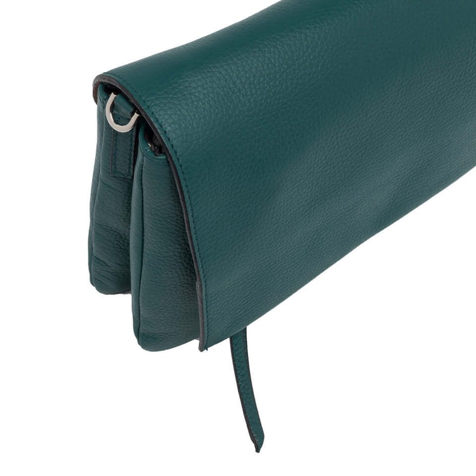 Borsa Three Gianni Chiarini in pelle martellata verde, con tracolla in pelle e zip a contrasto, elegante e giovane.