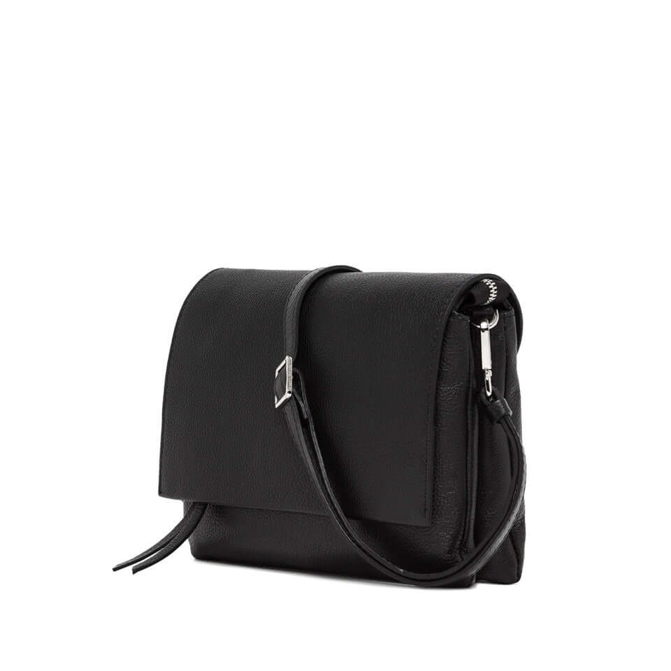 Borsa Three Gianni Chiarini in pelle martellata nera con tracolla elegante e chiusura a zip.