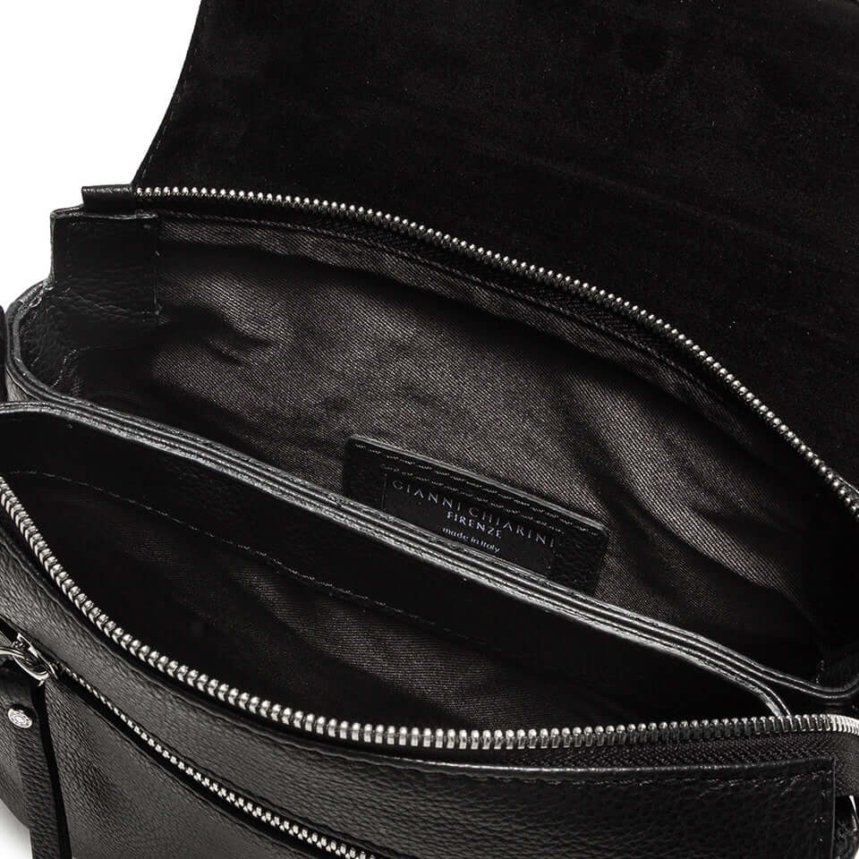 Interno della borsa Three Gianni Chiarini, in pelle martellata, con dettagli della zip e etichetta del marchio.