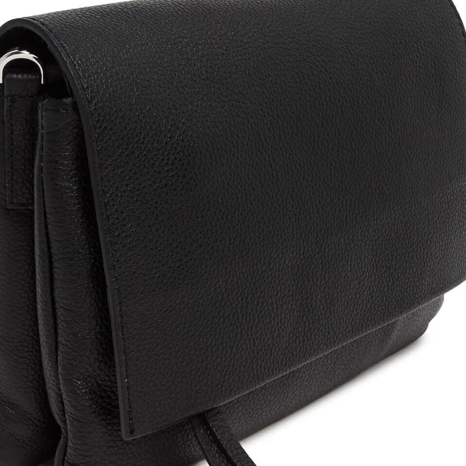 Borsa Three Gianni Chiarini in pelle martellata nera, tracolla sottile, design moderno e versatile, 25x22x5 cm.