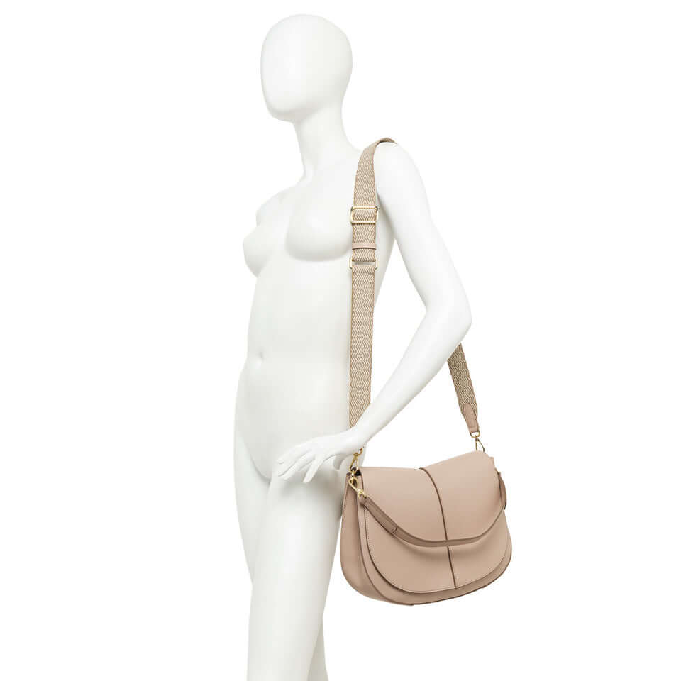 Borsa HELENA ROUND di Gianni Chiarini, in pelle martellata, con tracolla e design contemporaneo.