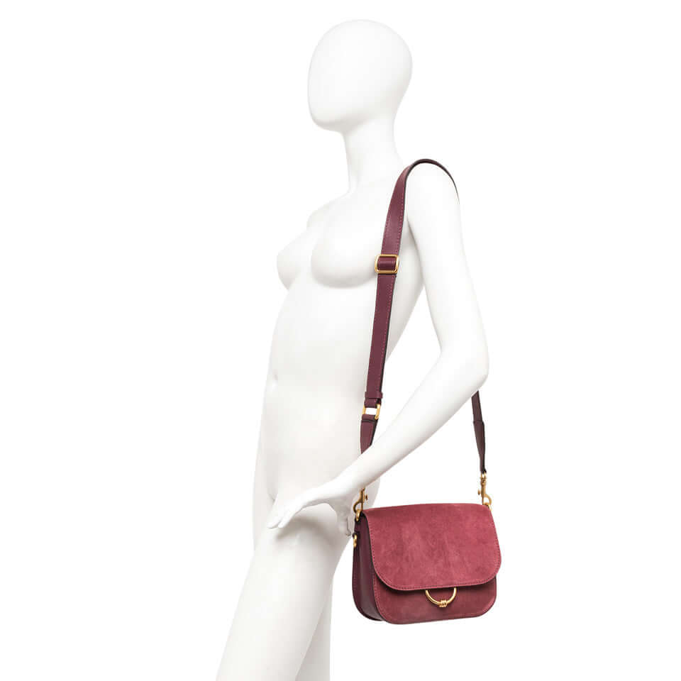 Crossbody bag Meg in burgundy suede with metal charm closure and leather strap, dimensions 23x19x9 cm.