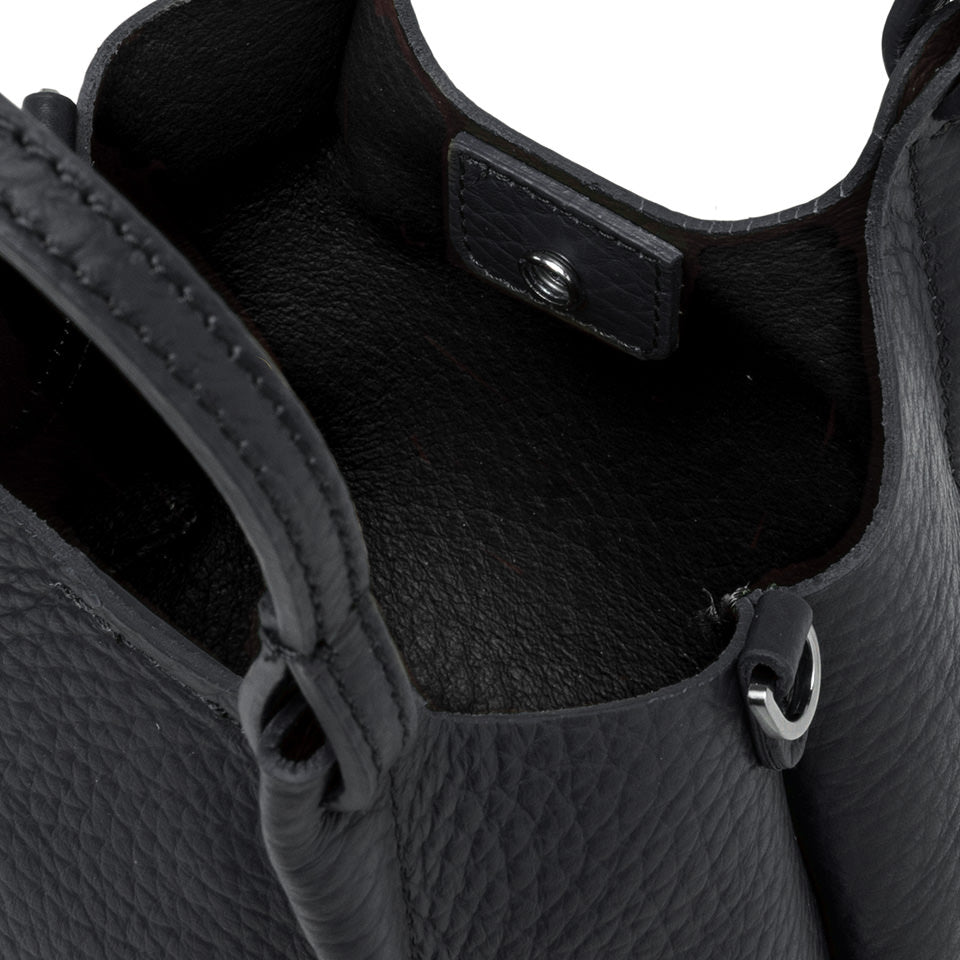 Dettaglio interno della minibag DUA in morbida pelle double, design moderno e pratico, ideale per uso quotidiano.