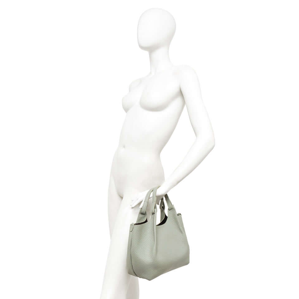 Elegante borsa DUA in pelle double grana maxi, manici in pelle, chiusura magnete e tracolla.