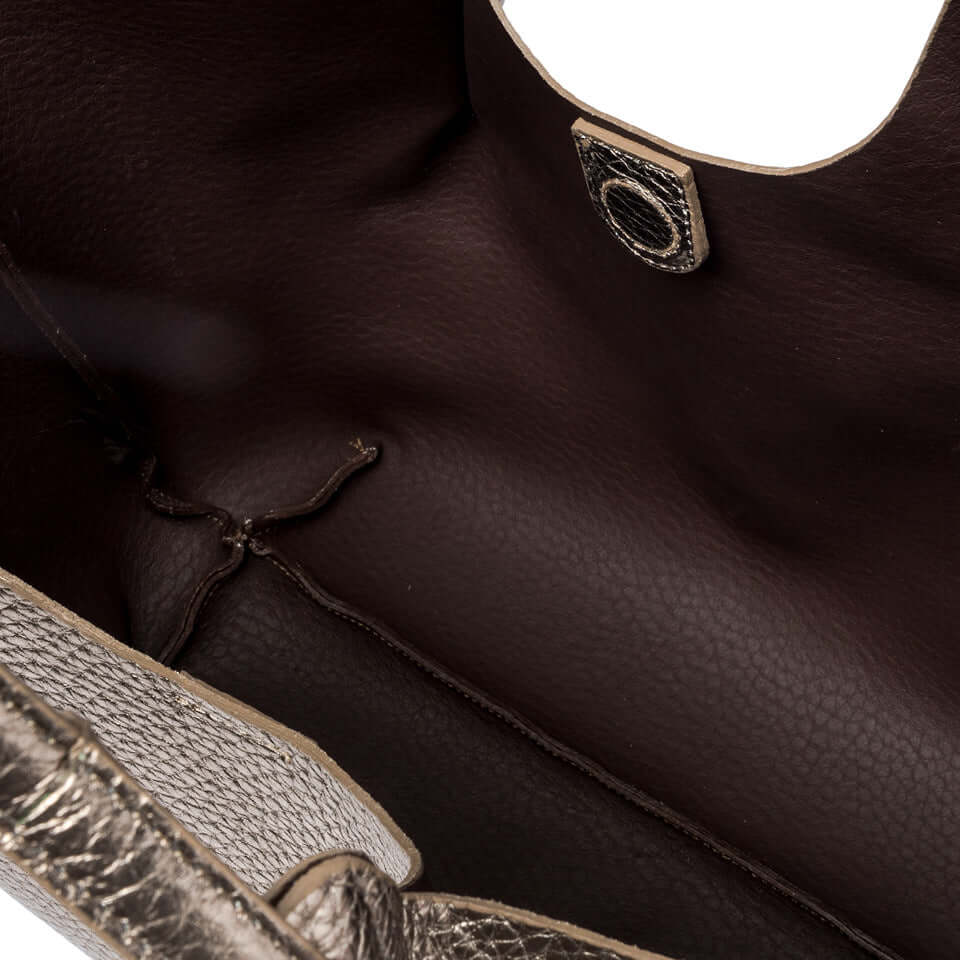 Interno della borsa DUA in pelle double grana maxi, mostra design elegante e pratico con chiusura magnetica.