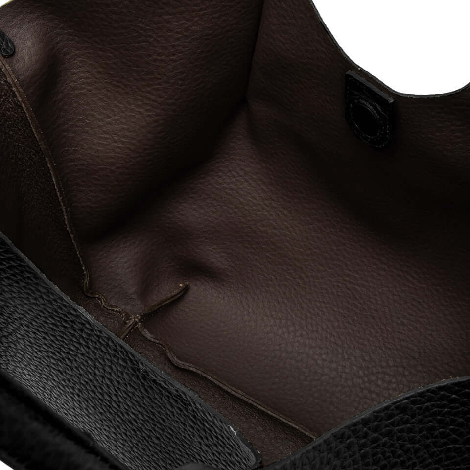 Interno della borsa DUA in pelle double grana con finitura elegante e pratica, perfetta per ogni look.