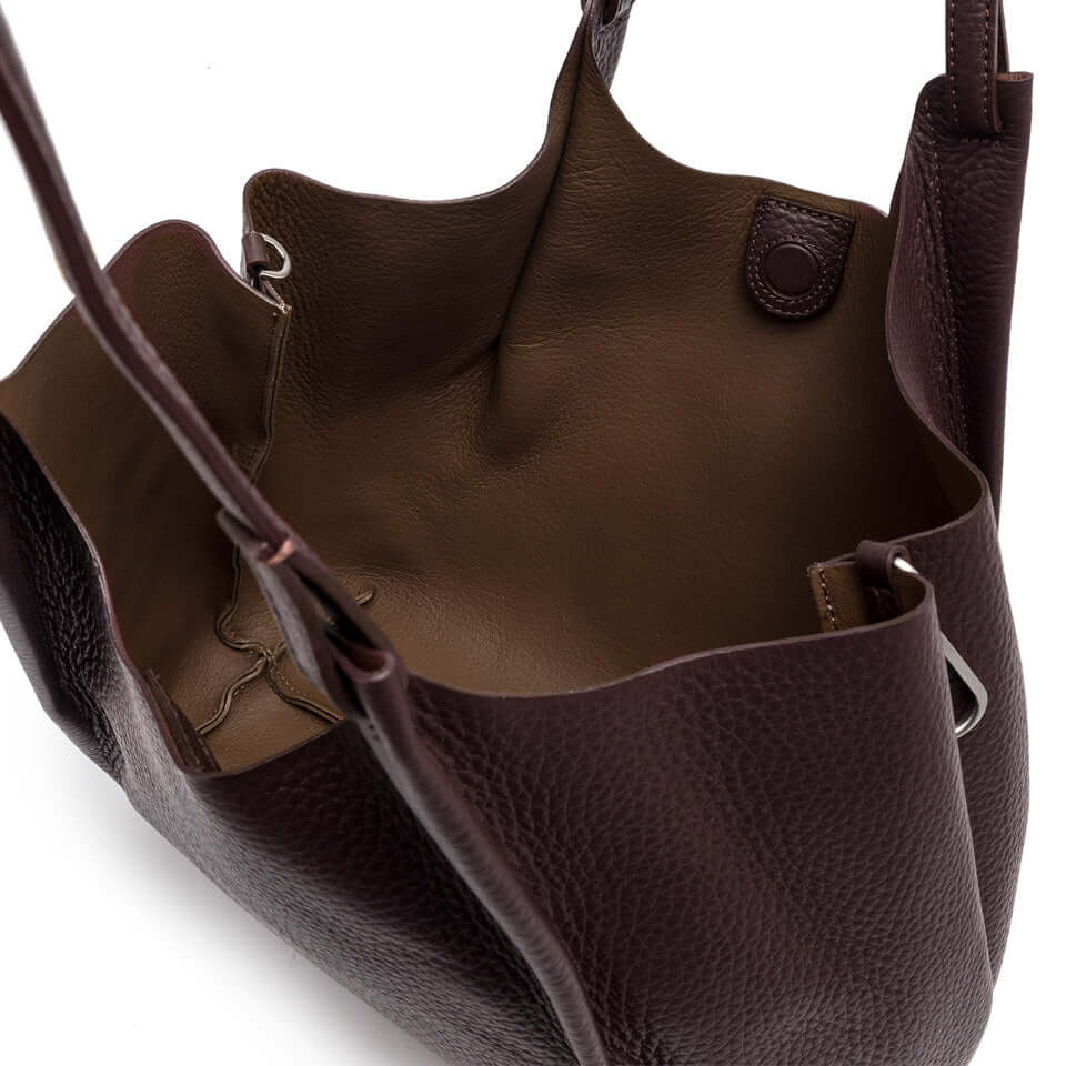 Interno della borsa DUA in pelle double grana maxi, colore marrone, con manici in pelle e chiusura a magnete.