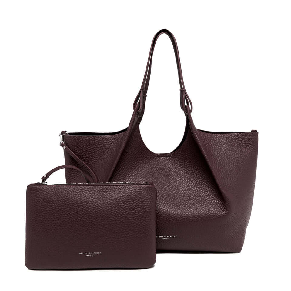 Elegante borsa DUA in pelle double grana maxi, disponibile in color rosso scuro, con pochette abbinata.