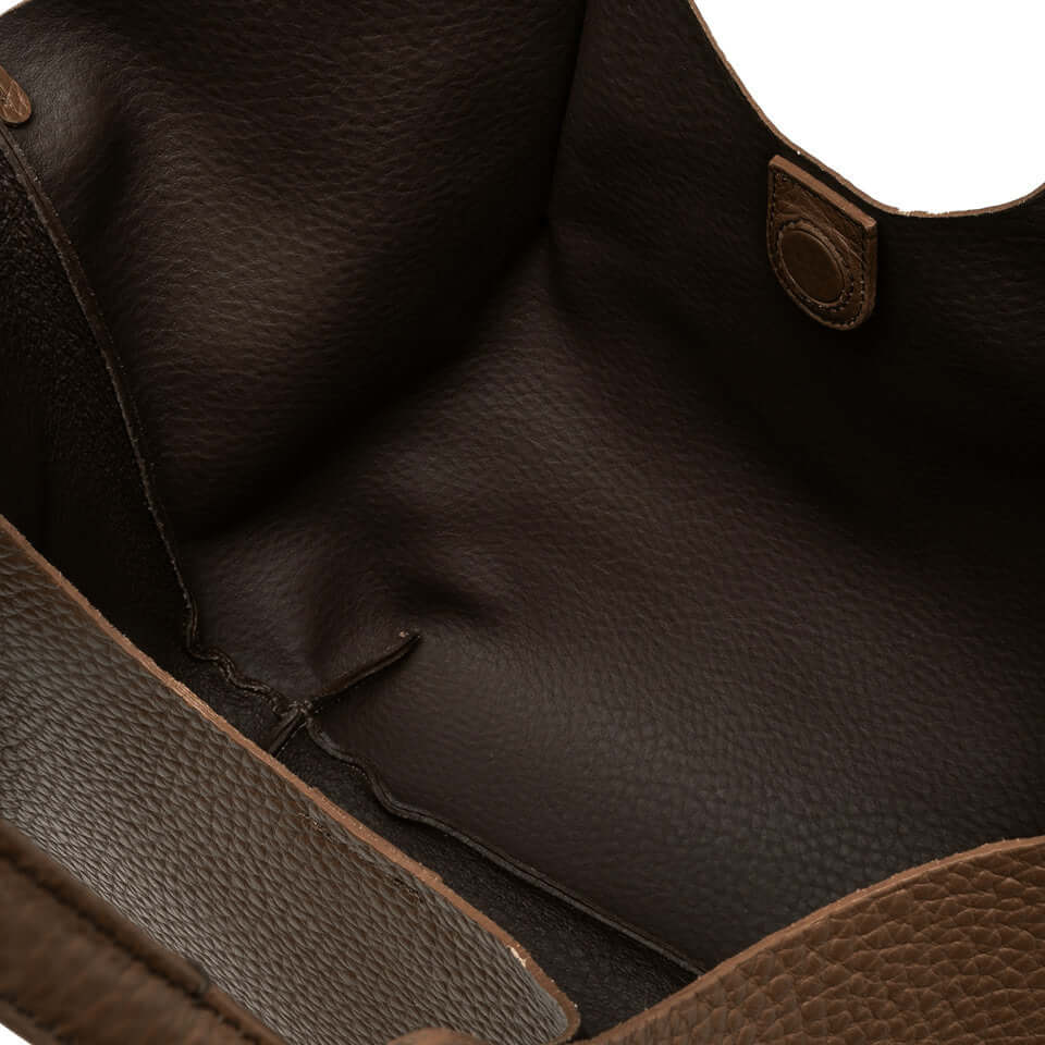 Interno della borsa DUA in pelle double grana, mostrando la finitura elegante e la chiusura a magnete.