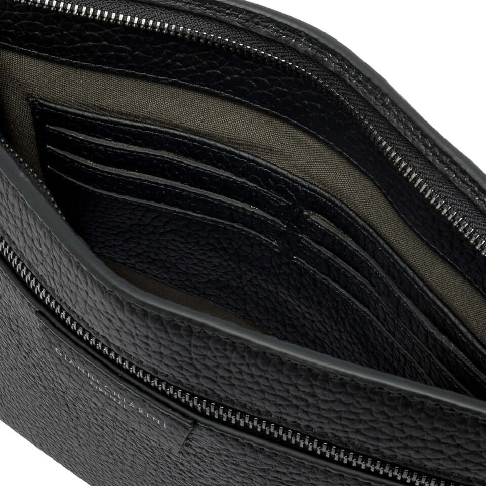 Interno della pochette FLORENCE in pelle grana maxi, con scomparti multifunzionali e chiusura a zip.