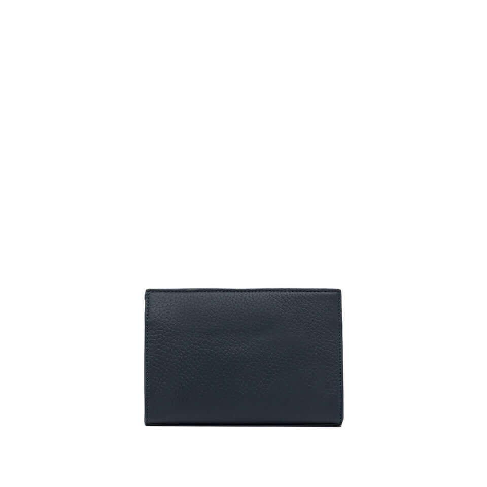 FLORENCE minimal leather pochette in maxi grain, modern design with zip closure and front pocket, 22x15x3 cm.
