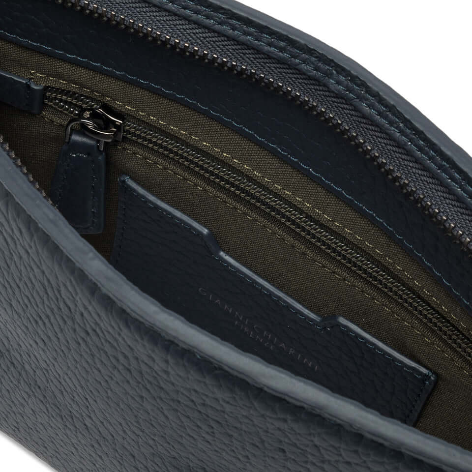 Interno della pochette FLORENCE in pelle grana maxi, con scompartimenti e zip elegante.