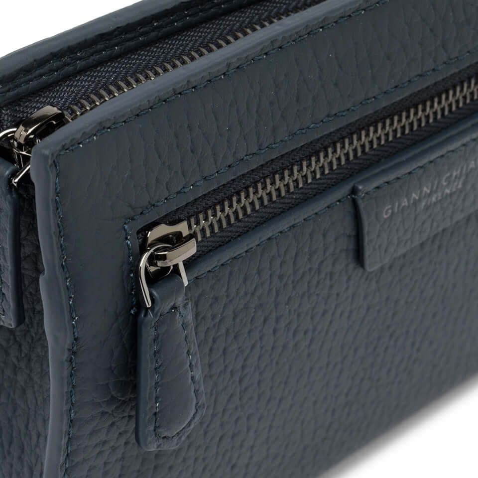 FLORENCE pochette in pelle grana maxi, design minimal con zip e tasca frontale, colore blu scuro, dimensioni compatte.