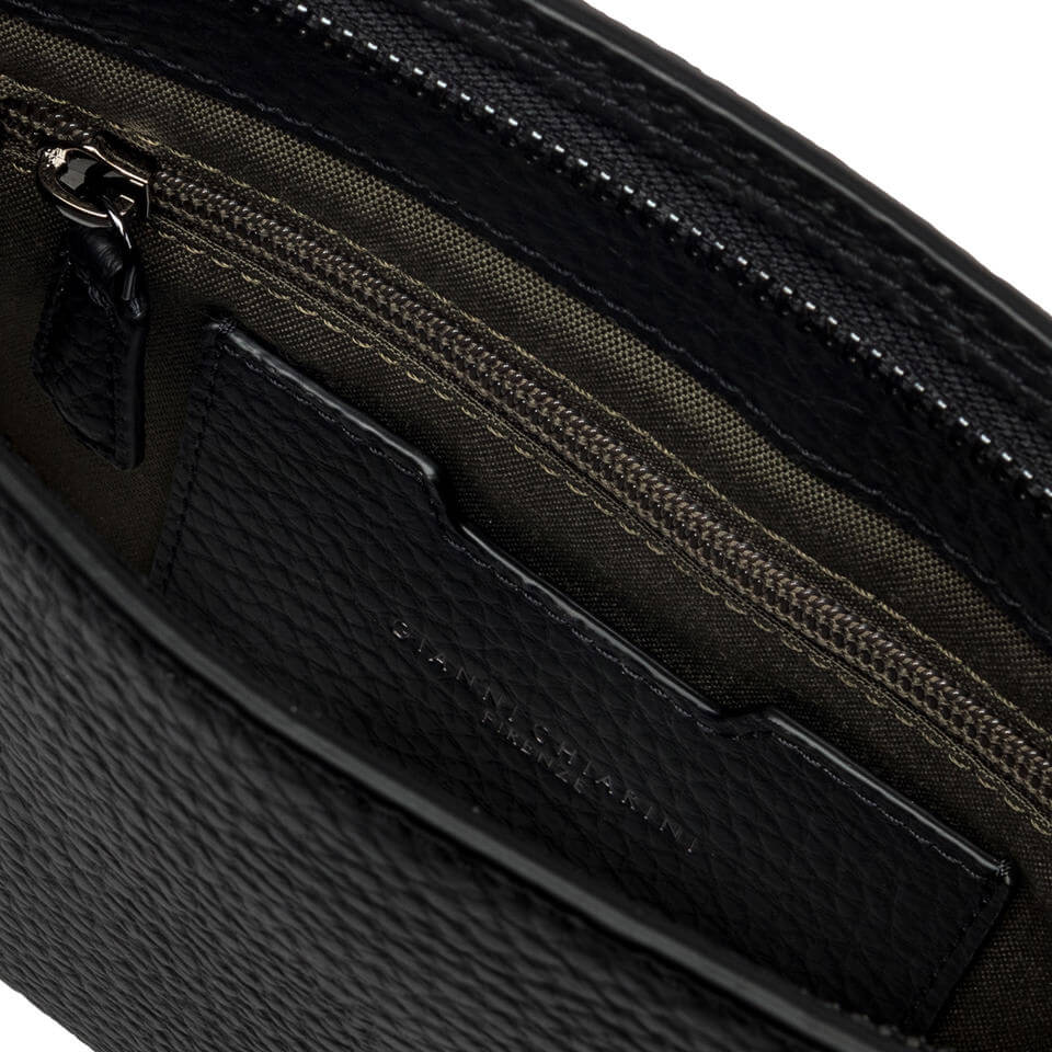 Dettaglio interno della pochette FLORENCE, realizzata in pelle grana maxi con scomparto zip e tasca piatta.