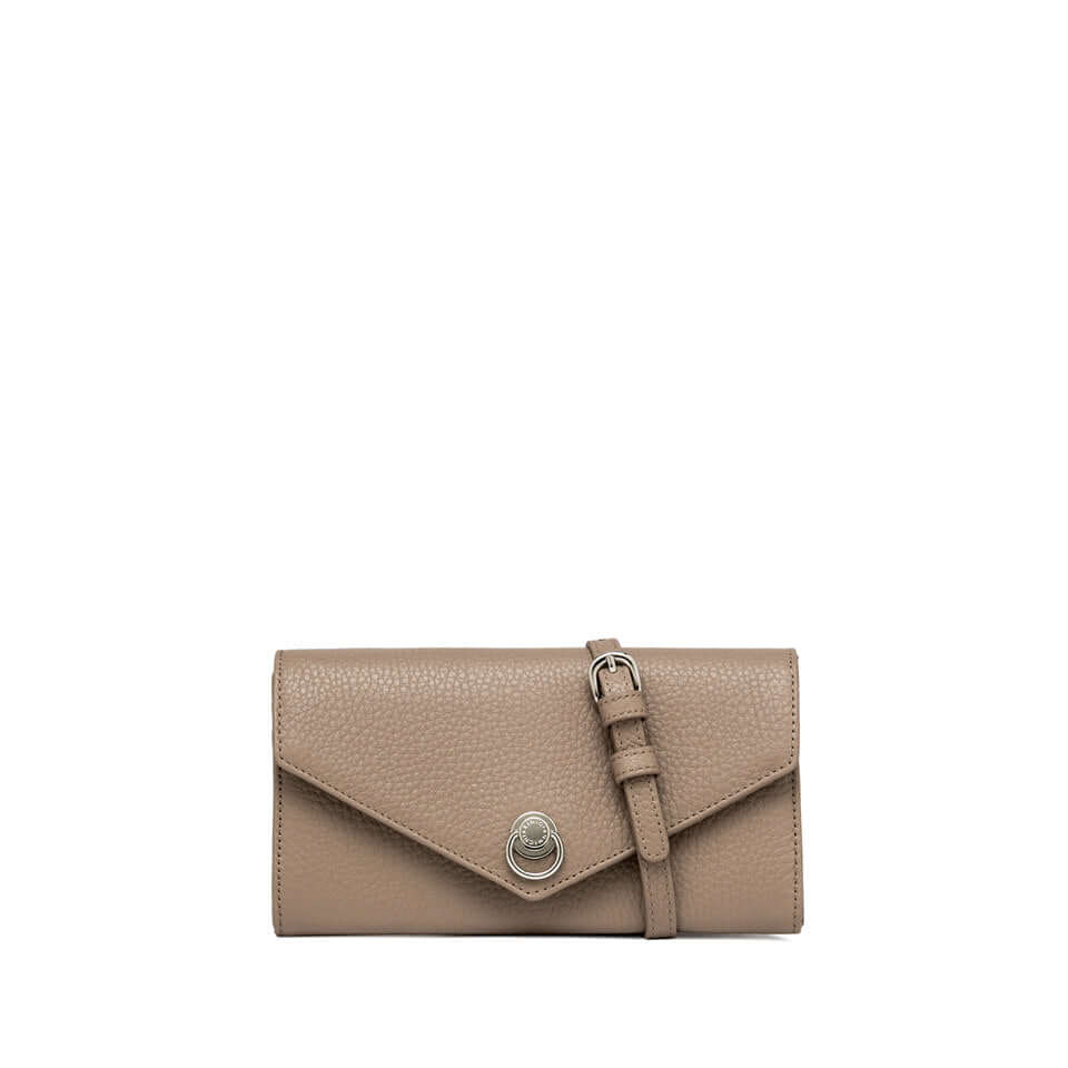 Borsa Deva in pelle martellata, design elegante e pratico, chiusura con piercing, tracolla removibile.
